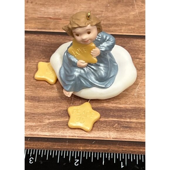1995 HALLMARK ORNAMENT QX5979 THREE WISHES ANGEL SITTING ON A CLOUD W STARS - Picture 6 of 11